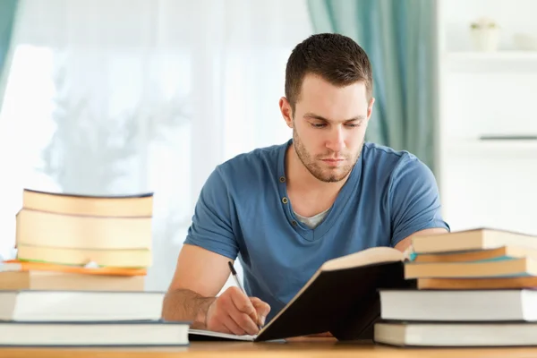 Estudante organizando sua rotina de estudos para o CNU
